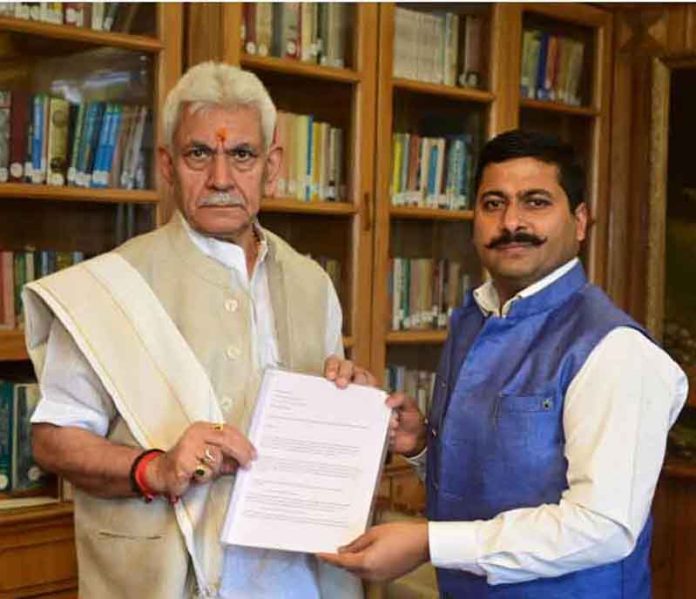 BJP spokesperson, Gaurav Gupta submitting a memorandum to Lt Governor, Manoj Sinha at Srinagar.