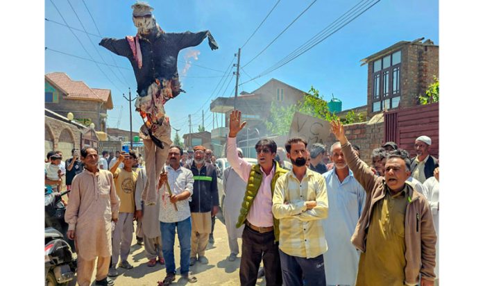 Residents of Rakhe Aarath Colony in Bemina during a protest on Wednesday. -Excelsior/Shakeel Residents of Rakhe Aarath Colony in Bemina during a protest on Wednesday. -Excelsior/Shakeel