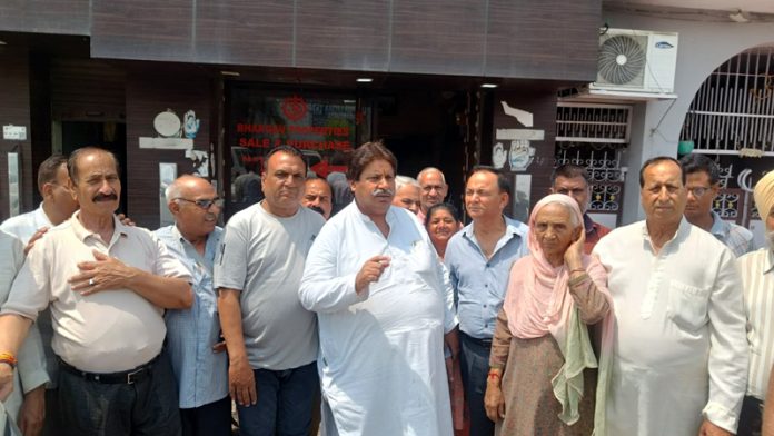JKPCC working president, Raman Bhalla interacting with people at Nai Basti in Jammu South.