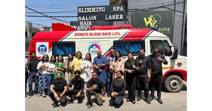 BJP leaders Yudhvir Sethi and Rekha Mahajan posing with organizers and volunteers of blood donation camp.