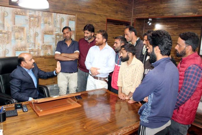 Dy CM, Surinder Choudhary meeting with a delegation at Srinagar on Monday.