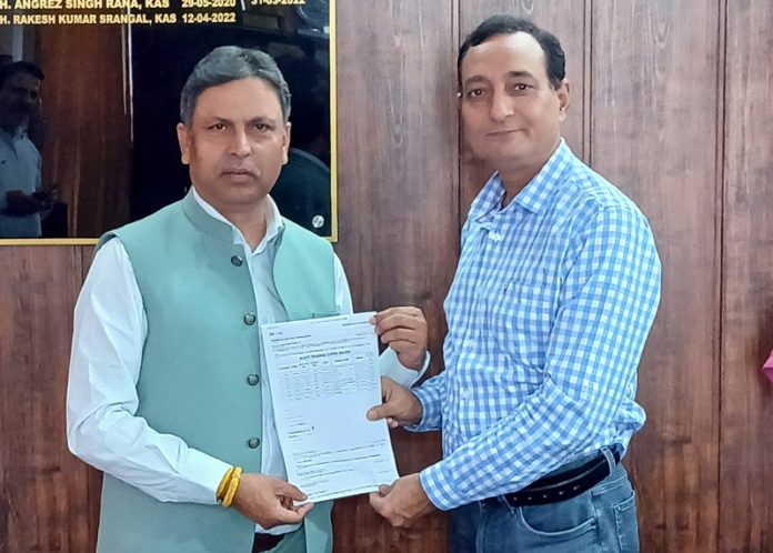 MLA Kathua Dr Bharat Bhushan presenting a memorandum to MD JKRTC Rakesh Kumar Sarangal.