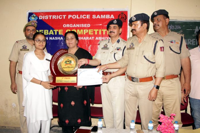 SSP Samba Varinder Manhas presenting a memento to student.