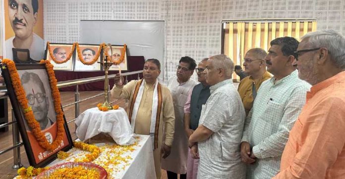 BJP leaders paying floral tribute to former organisational general secretary and veteran leader Bhagwat Swarup at Jammu on Thursday. BJP leaders paying floral tribute to former organisational general secretary and veteran leader Bhagwat Swarup at Jammu on Thursday.