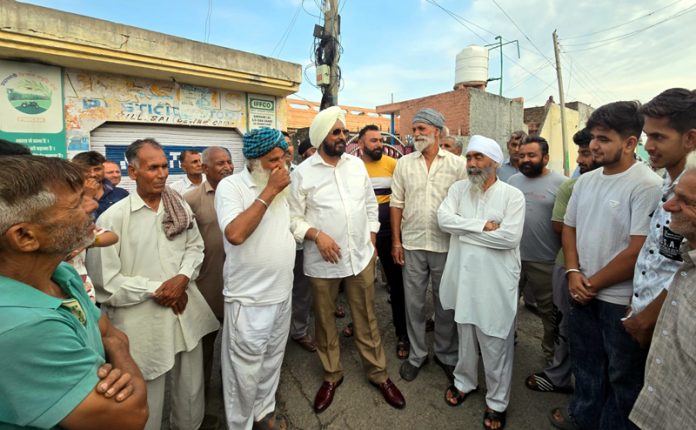 Senior Congress leader and DDC, Suchetgarh Taranjit Singh Tony talking to border people in Devigarh on Friday. Senior Congress leader and DDC, Suchetgarh Taranjit Singh Tony talking to border people in Devigarh on Friday.