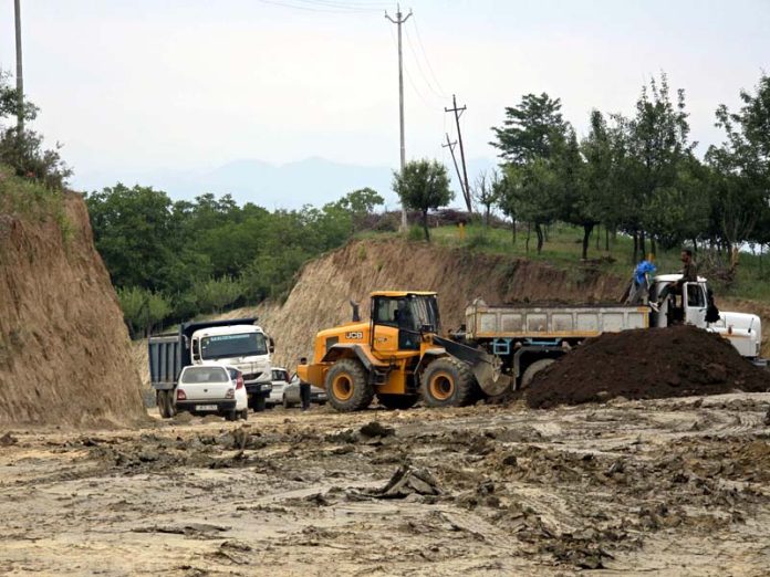 Illegal removal and transportation of material being carried out at Singhpora along under construction Baramulla Uri Bypass. -Excelsior/Aabid Nabi