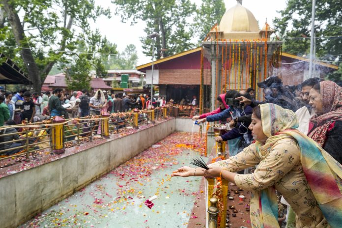 Leaders In Kashmir Hail Kheer Bhawani Mela Turnout; Seek Pandits' Return To Valley