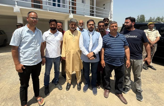 Minister Satish Sharma posing along with members of Railway Taxi Association at Srinagar.