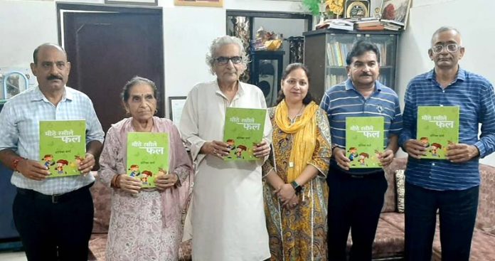 Prof Shiv Nirmohi releasing Sonika Sharma’s poetry book in Hindi.