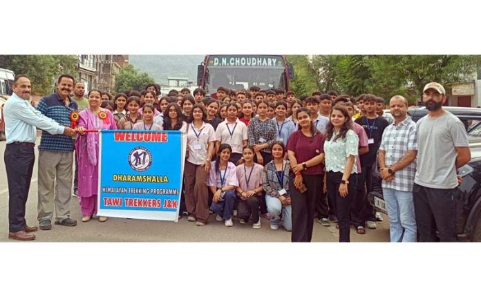 Trekkers group posing for group photograph during flagging off ceremony.