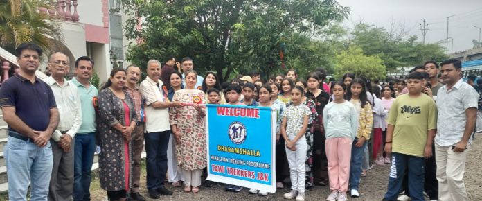 Ex-MLA Ashwani Sharma flagging off tracking expedition. Ex-MLA Ashwani Sharma flagging off tracking expedition.