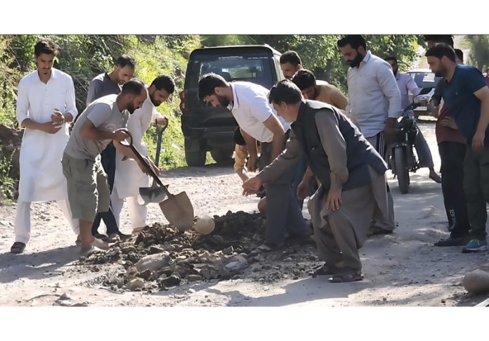 Local youth repairing Mandi-Loran road in Poonch. -Excelsior/Waseem