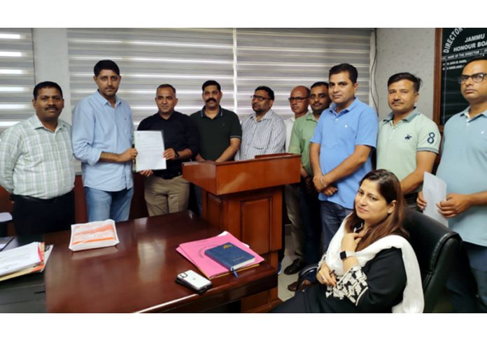 JKTJAC delegation presenting a memorandum to DSEJ, Dr Naseem Javaid Chowdhary.