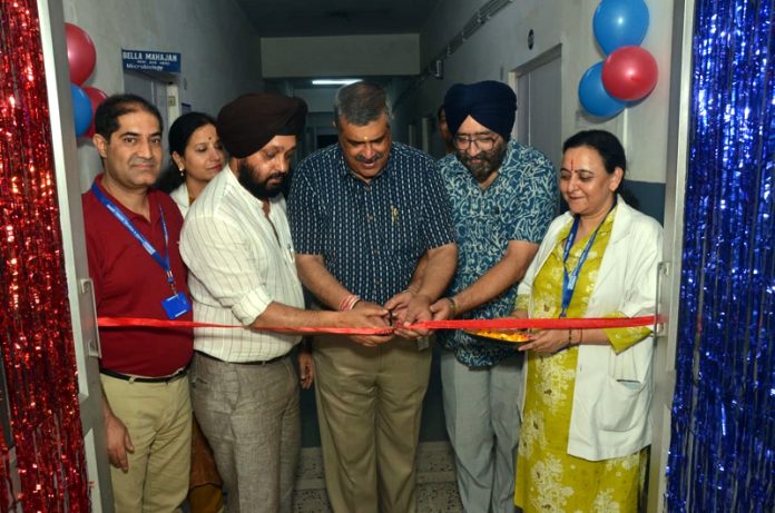 Director Principal of ASCOMS, Dr Pavan Malhotra inaugurating a blood donation camp.