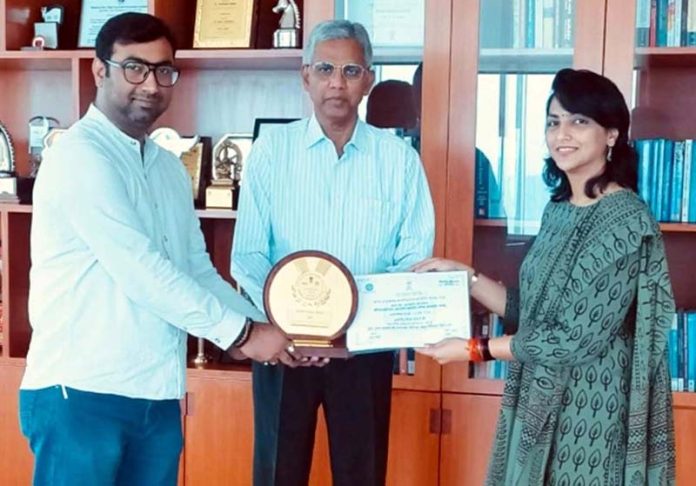 Director IIM Jammu receiving award for excellence in implementation of Official Language Policy.