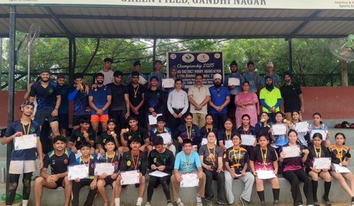 Dignitaries posing along with players during closing ceremony.
