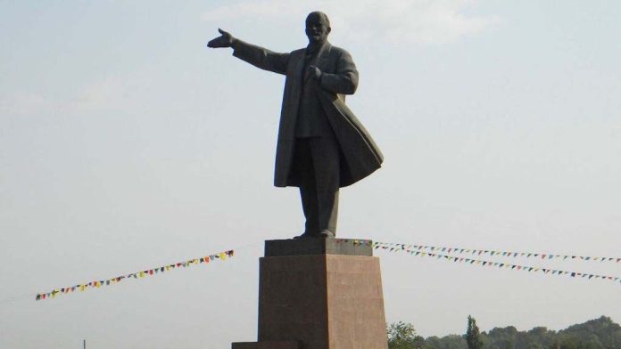 Kyrgyzstan removes towering  Lenin statue from second city