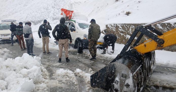 Road being cleared after snowfall by BRO men at Sinthan Top in Kishtwar on Saturday. — Excelsior/Tilak Raj