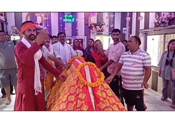 Devotees offering ‘Chadar’ on the grave of Baba Chamliyal in Ramgarh sector of Samba on Thursday. -Excelsior/Nischant