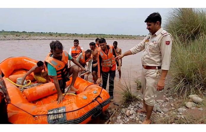 Villagers trapped in flooded Ujh river being rescued by SDRF team in Kathua. -Excelsior/Pardeep Villagers trapped in flooded Ujh river being rescued by SDRF team in Kathua. -Excelsior/Pardeep
