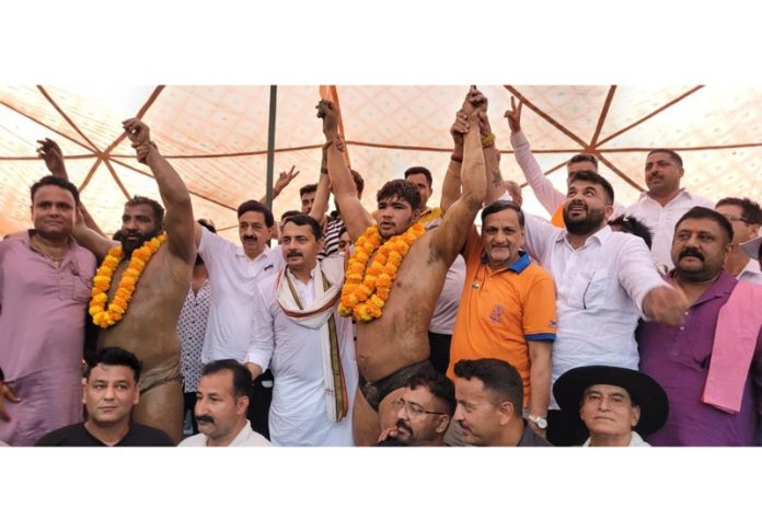 Dignitaries posing along with wrestlers. Dignitaries posing along with wrestlers.