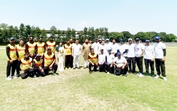 Dignitaries posing along with players. Dignitaries posing along with players.