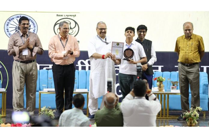 Soham receiving award from dignitaries.
