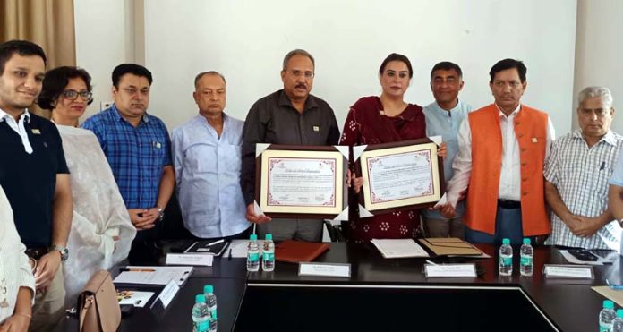 Dignitaries posing during a programme.