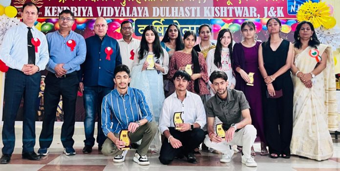 Kendriya Vidyalaya Dulhasti Kishtwar students posing along with dignitaries'.