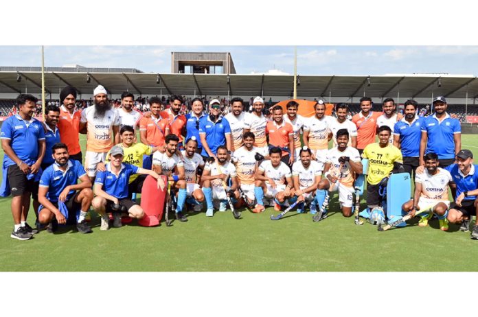 Indian men’s Hockey team posing for a group photograph.