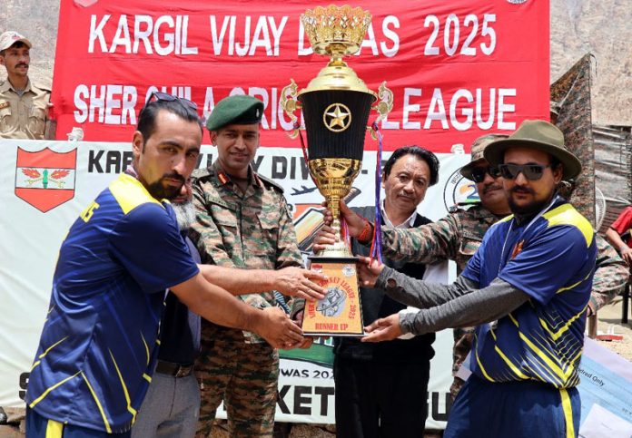 Army officers presenting cheque to winning team during prize distribution ceremony. —Excelsior/Basharat Ladakhi Army officers presenting cheque to winning team during prize distribution ceremony. —Excelsior/Basharat Ladakhi