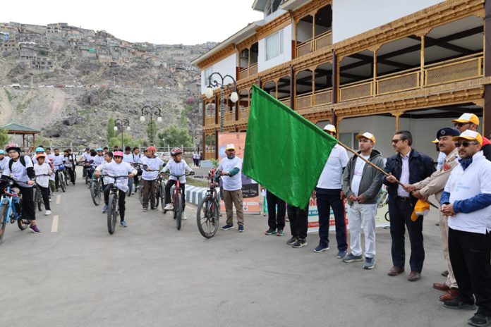 Additional Deputy Commissioner, Kargil Imteeaz Kacho flagging off Cyclothon. Additional Deputy Commissioner, Kargil Imteeaz Kacho flagging off Cyclothon.