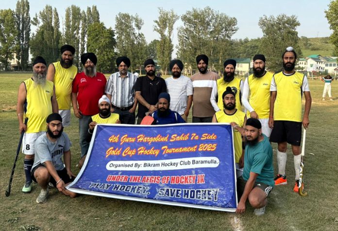 Hockey players posing for group photograph.