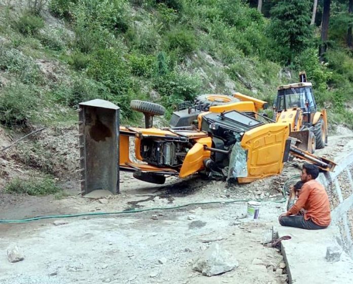 A JCB machine which fell down in Bhaderwah on Tuesday. — Excelsior/Tilak Raj A JCB machine which fell down in Bhaderwah on Tuesday. — Excelsior/Tilak Raj