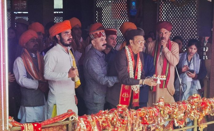 Senior Congress leader Dr Karan Singh paying obeisance at Mata Kheer Bhawani on Monday.