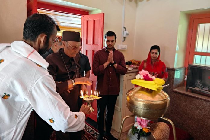Dr Karan Singh paying obeisance at Shiv Gauri Temple in Pahalgam. Dr Karan Singh paying obeisance at Shiv Gauri Temple in Pahalgam.