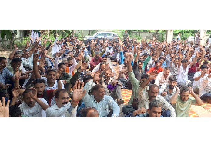 PDD’s PDL/TDL workers staging protest dharna outside JPDCL MD's office in Jammu on Saturday. -Excelsior/Rakesh PDD’s PDL/TDL workers staging protest dharna outside JPDCL MD's office in Jammu on Saturday. -Excelsior/Rakesh