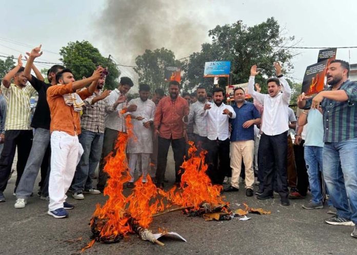 Activists of BJP and BJYM protesting in Sunderbani.