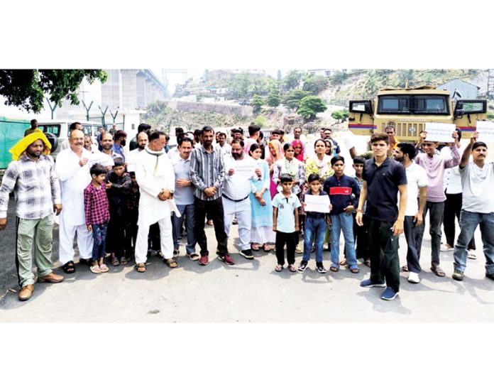 Locals protesting for Vande Bharat station near Kouri Bridge in Reasi. - Excelsior/Romesh Mengi
