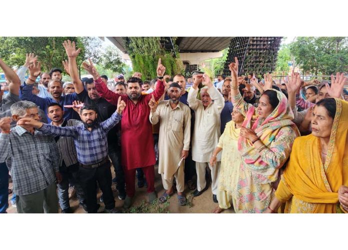 All J&K Daily Wagers Sangharsh Samiti staging protest in Jammu on Tuesday. -Excelsior/Rakesh
