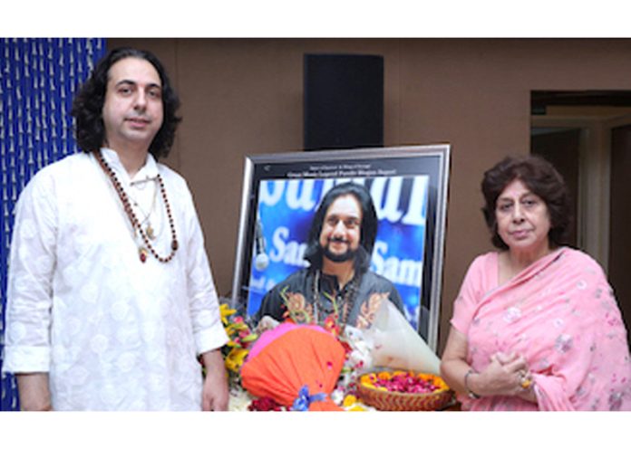 Abhay Rustum Sopori paying tribute to Pt Bhajan Sopori during an event on Tuesday.