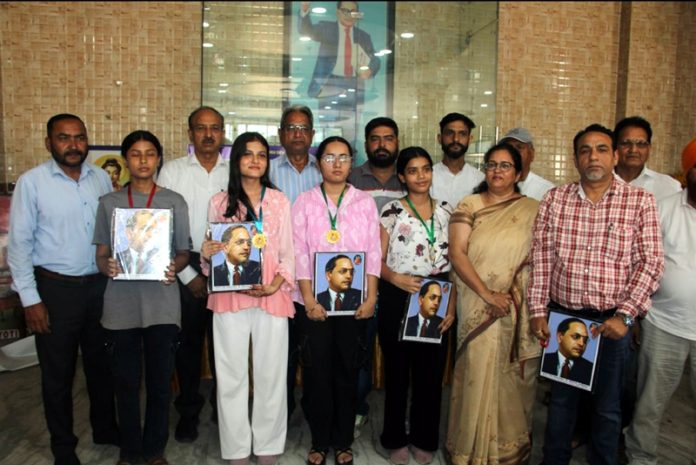 Meritorious students of dalit community posing with dignitaries at Gurudwara Guru Ravi Dass, Krishna Nagar, Jammu. Meritorious students of dalit community posing with dignitaries at Gurudwara Guru Ravi Dass, Krishna Nagar, Jammu.