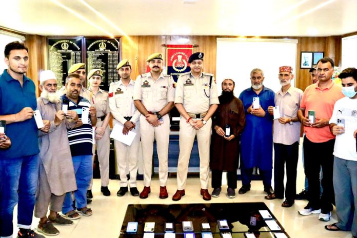 People of Doda posing for a photograph with SSP Doda, Sandeep Mehta after receiving their lost mobile phones. — Excelsior/Tilak Raj People of Doda posing for a photograph with SSP Doda, Sandeep Mehta after receiving their lost mobile phones. — Excelsior/Tilak Raj