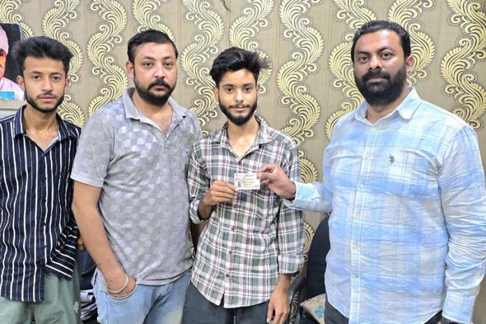 Keshav Chopra distributing Ration Cards, Voter ID Cards and Ayushman Bharat Cards to eligible youth.