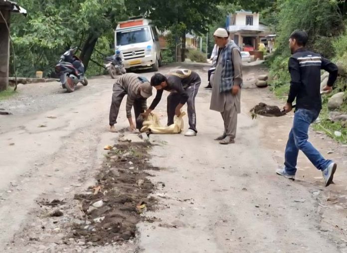 Local people repairing Mandi-Loran road in Poonch. -Excelsior/Waseem Local people repairing Mandi-Loran road in Poonch. -Excelsior/Waseem
