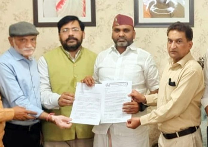 Members of BRHF delegation presenting a memorandum of demands to Union MoS Dr L Murugan in New Delhi. Members of BRHF delegation presenting a memorandum of demands to Union MoS Dr L Murugan in New Delhi.