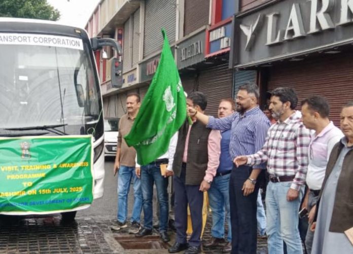 Bhumesh Sharma Flags Off Farmers For Field Visit; Pushes For Adopting Modern Agriculture Practices