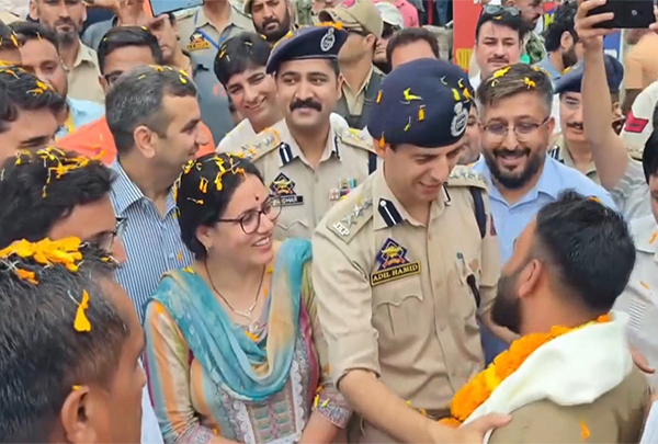 First Batch Of Amarnath Yatra Pilgrims Arrive In Chanderkote At A 'Langar' Site, Recieve Warm Welcome First Batch Of Amarnath Yatra Pilgrims Arrive In Chanderkote At A 'Langar' Site, Recieve Warm Welcome