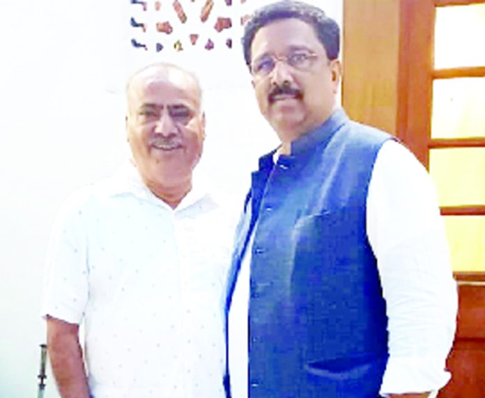 Sr Cong leader Rajnish Sharma Mian meeting with Dr Syed Naseer Hussain on Wednesday. Sr Cong leader Rajnish Sharma Mian meeting with Dr Syed Naseer Hussain on Wednesday.
