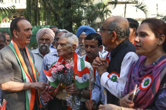 Ghulam Nabi Azad interacts with delegates